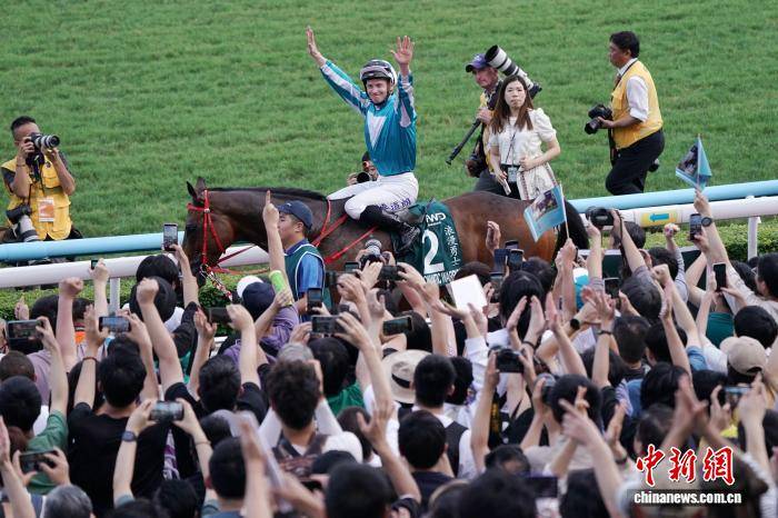 香港冠军赛马日吸引逾4.1万人次入场 赛驹“嘉应高升”创20连胜纪录